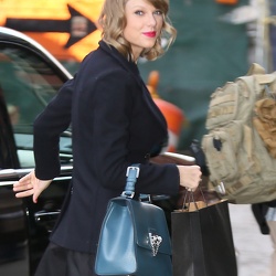 01-16 - Arriving at her apartment in New York City - New York